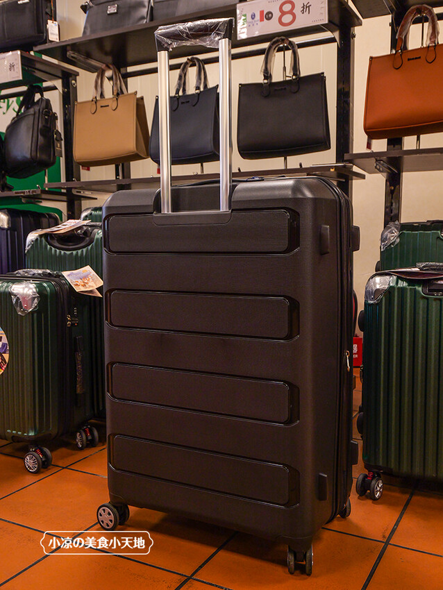 台中禾雅行動館 | 時尚行李箱最低999起,萬國eminent五折起超殺價,限時限量聯名款魔鬼貓行李箱晚來買不到!多款包包390元起,價格實惠好好逛。