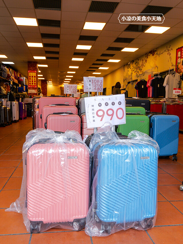 台中禾雅行動館 | 時尚行李箱最低999起,萬國eminent五折起超殺價,限時限量聯名款魔鬼貓行李箱晚來買不到!多款包包390元起,價格實惠好好逛。