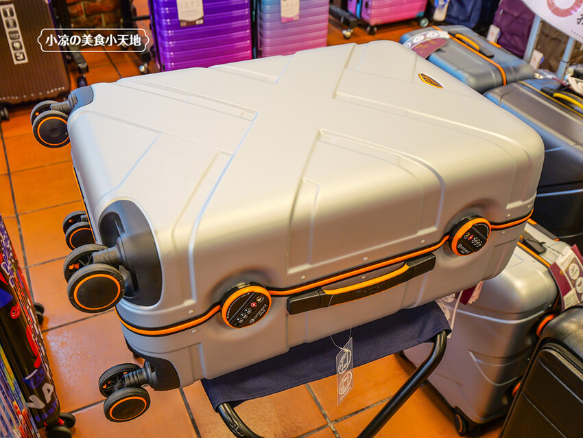 台中禾雅行動館 | 時尚行李箱最低999起,萬國eminent五折起超殺價,限時限量聯名款魔鬼貓行李箱晚來買不到!多款包包390元起,價格實惠好好逛。