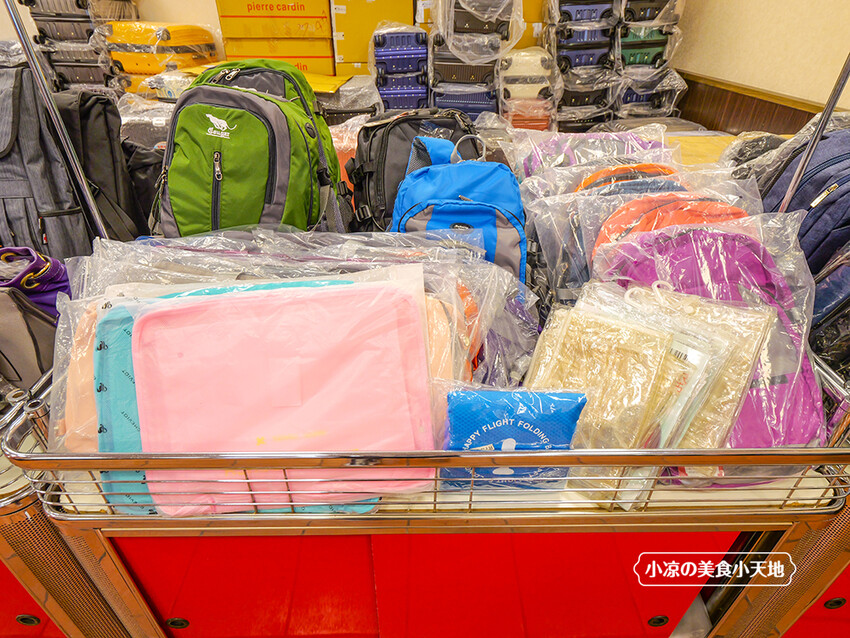 台中禾雅行動館 | 時尚行李箱最低999起,萬國eminent五折起超殺價,限時限量聯名款魔鬼貓行李箱晚來買不到!多款包包390元起,價格實惠好好逛。