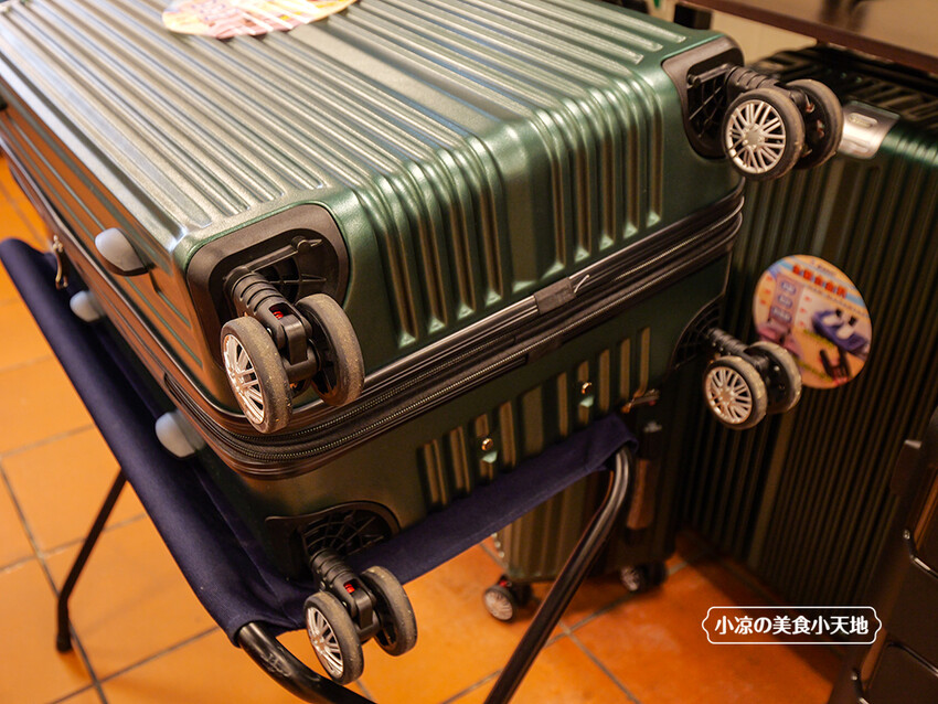 台中禾雅行動館 | 時尚行李箱最低999起,萬國eminent五折起超殺價,限時限量聯名款魔鬼貓行李箱晚來買不到!多款包包390元起,價格實惠好好逛。