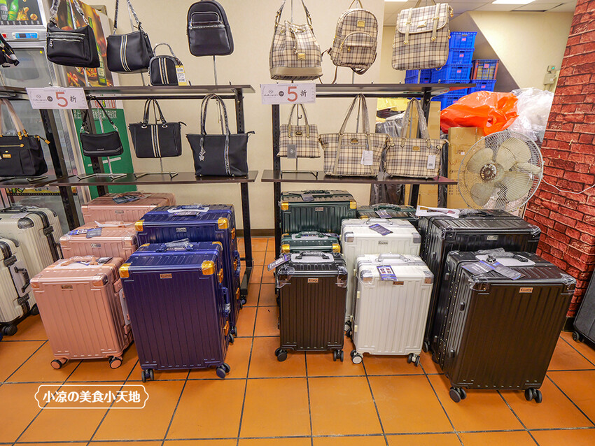 台中禾雅行動館 | 時尚行李箱最低999起,萬國eminent五折起超殺價,限時限量聯名款魔鬼貓行李箱晚來買不到!多款包包390元起,價格實惠好好逛。