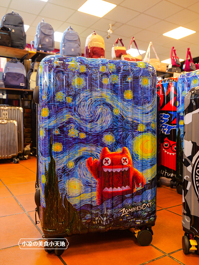 台中禾雅行動館 | 時尚行李箱最低999起,萬國eminent五折起超殺價,限時限量聯名款魔鬼貓行李箱晚來買不到!多款包包390元起,價格實惠好好逛。