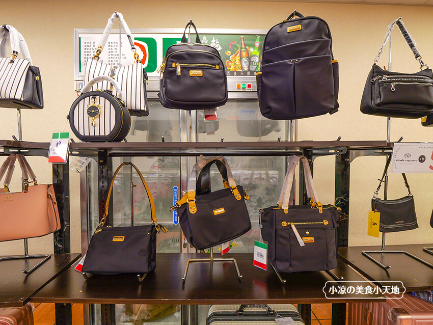 台中禾雅行動館 | 時尚行李箱最低999起,萬國eminent五折起超殺價,限時限量聯名款魔鬼貓行李箱晚來買不到!多款包包390元起,價格實惠好好逛。