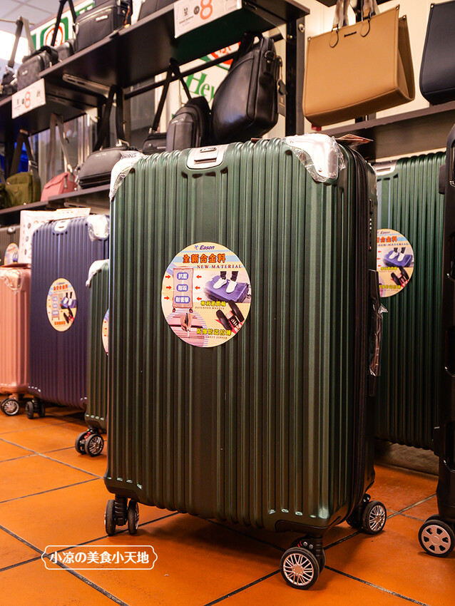 台中禾雅行動館 | 時尚行李箱最低999起,萬國eminent五折起超殺價,限時限量聯名款魔鬼貓行李箱晚來買不到!多款包包390元起,價格實惠好好逛。