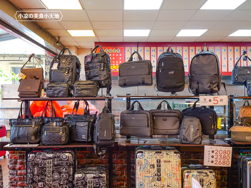 台中禾雅行動館 | 時尚行李箱最低999起,萬國eminent五折起超殺價,限時限量聯名款魔鬼貓行李箱晚來買不到!多款包包390元起,價格實惠好好逛。