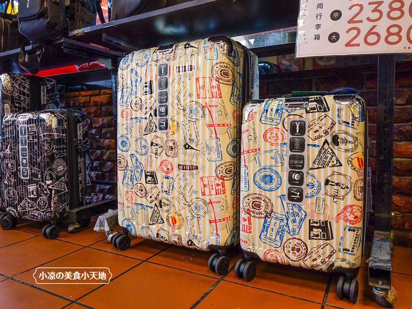 台中禾雅行動館 | 時尚行李箱最低999起,萬國eminent五折起超殺價,限時限量聯名款魔鬼貓行李箱晚來買不到!多款包包390元起,價格實惠好好逛。