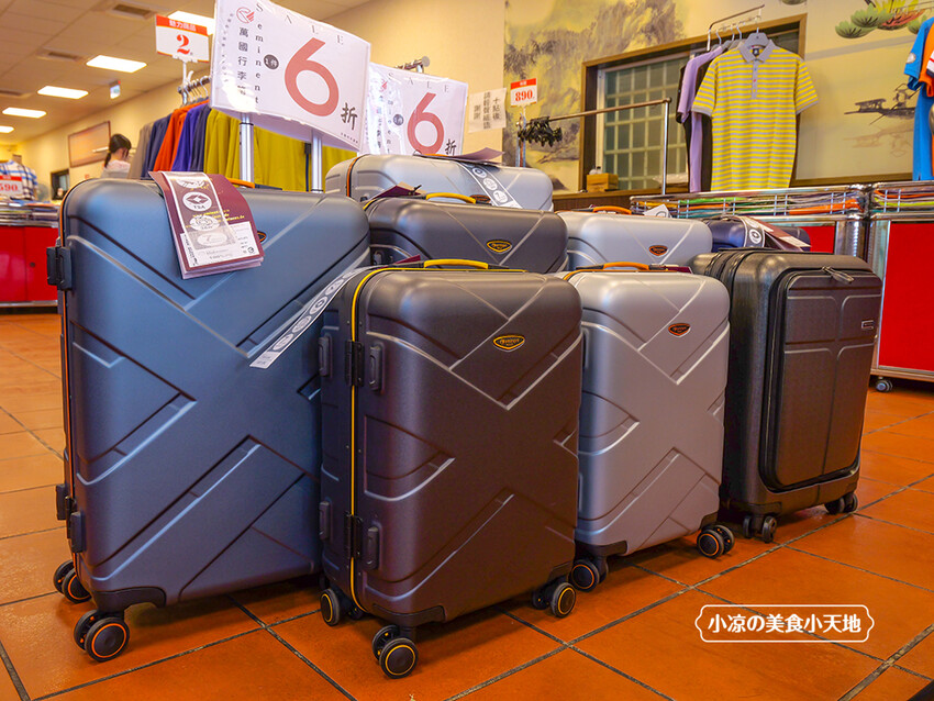 台中禾雅行動館 | 時尚行李箱最低999起,萬國eminent五折起超殺價,限時限量聯名款魔鬼貓行李箱晚來買不到!多款包包390元起,價格實惠好好逛。