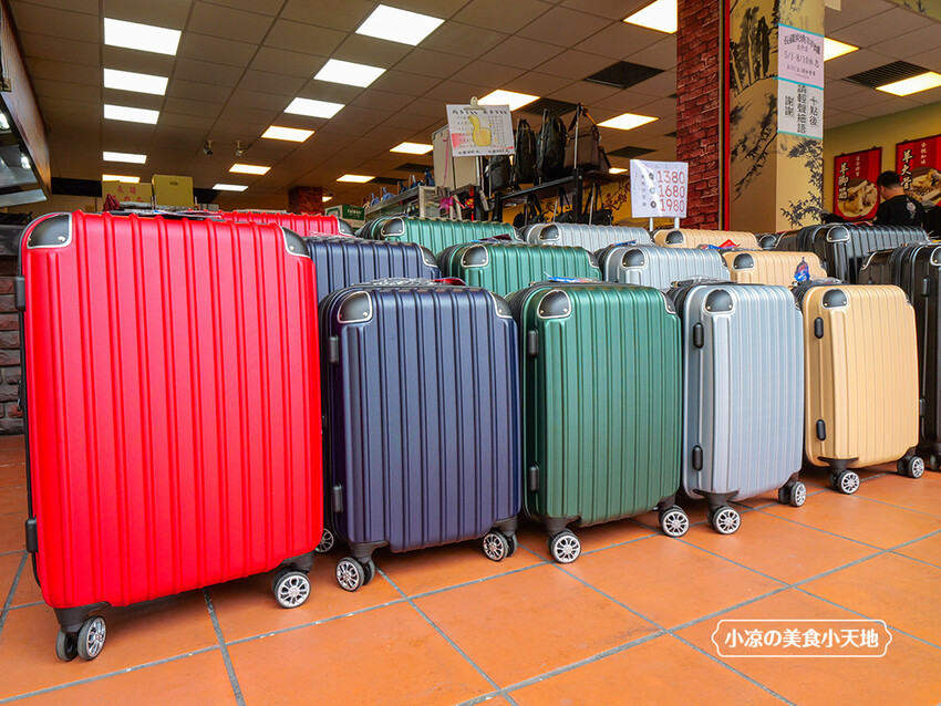 台中禾雅行動館 | 時尚行李箱最低999起,萬國eminent五折起超殺價,限時限量聯名款魔鬼貓行李箱晚來買不到!多款包包390元起,價格實惠好好逛。