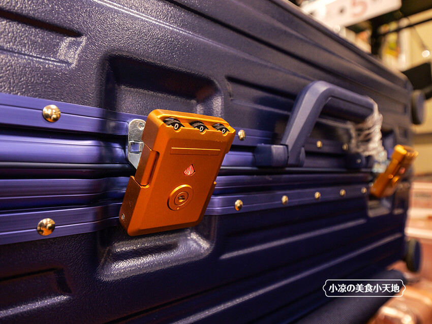 台中禾雅行動館 | 時尚行李箱最低999起,萬國eminent五折起超殺價,限時限量聯名款魔鬼貓行李箱晚來買不到!多款包包390元起,價格實惠好好逛。