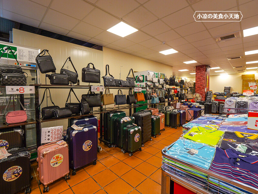 台中禾雅行動館 | 時尚行李箱最低999起,萬國eminent五折起超殺價,限時限量聯名款魔鬼貓行李箱晚來買不到!多款包包390元起,價格實惠好好逛。