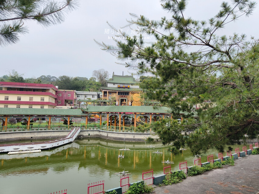 雲林。斗六》湖山巖湖山寺。銅光閃閃的十層樓高巨大彌勒佛