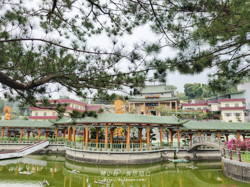 雲林。斗六》湖山巖湖山寺。銅光閃閃的十層樓高巨大彌勒佛