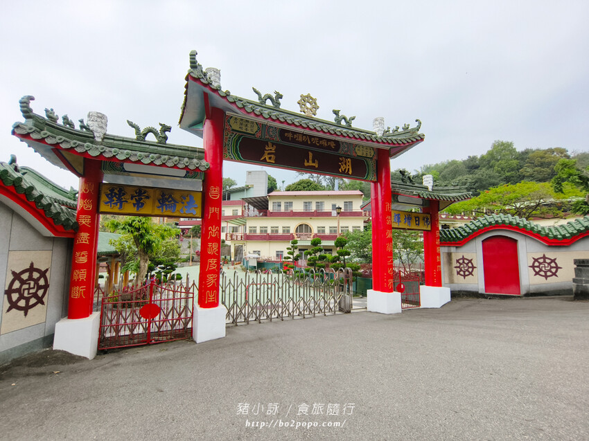 雲林。斗六》湖山巖湖山寺。銅光閃閃的十層樓高巨大彌勒佛