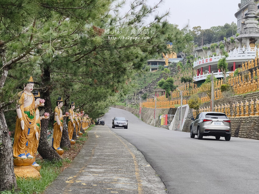 雲林。斗六》湖山巖湖山寺。銅光閃閃的十層樓高巨大彌勒佛