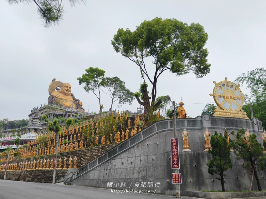 雲林。斗六》湖山巖湖山寺。銅光閃閃的十層樓高巨大彌勒佛