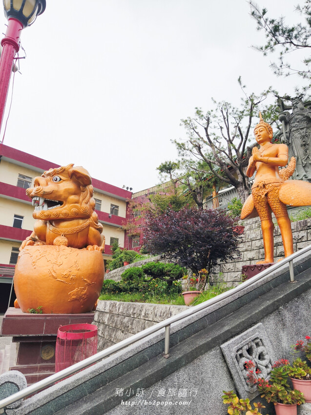 雲林。斗六》湖山巖湖山寺。銅光閃閃的十層樓高巨大彌勒佛