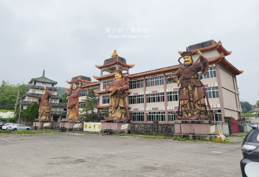 雲林。斗六》湖山巖湖山寺。銅光閃閃的十層樓高巨大彌勒佛