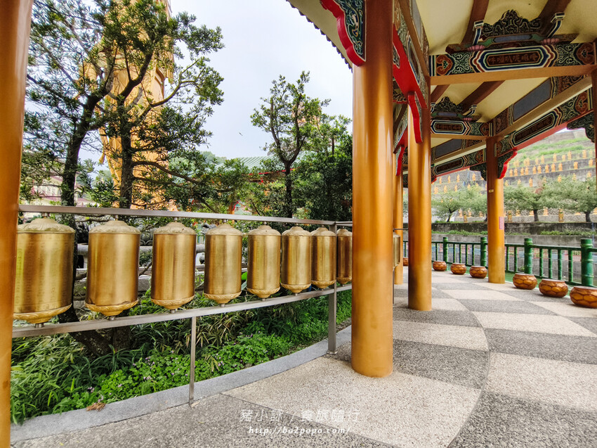 雲林。斗六》湖山巖湖山寺。銅光閃閃的十層樓高巨大彌勒佛