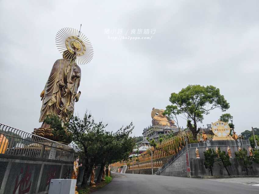 雲林。斗六》湖山巖湖山寺。銅光閃閃的十層樓高巨大彌勒佛