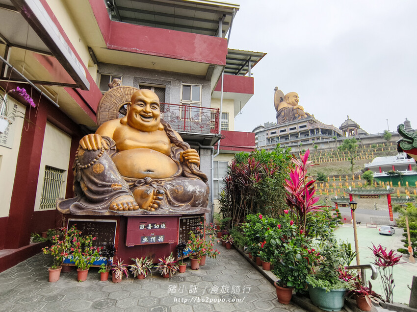 雲林。斗六》湖山巖湖山寺。銅光閃閃的十層樓高巨大彌勒佛
