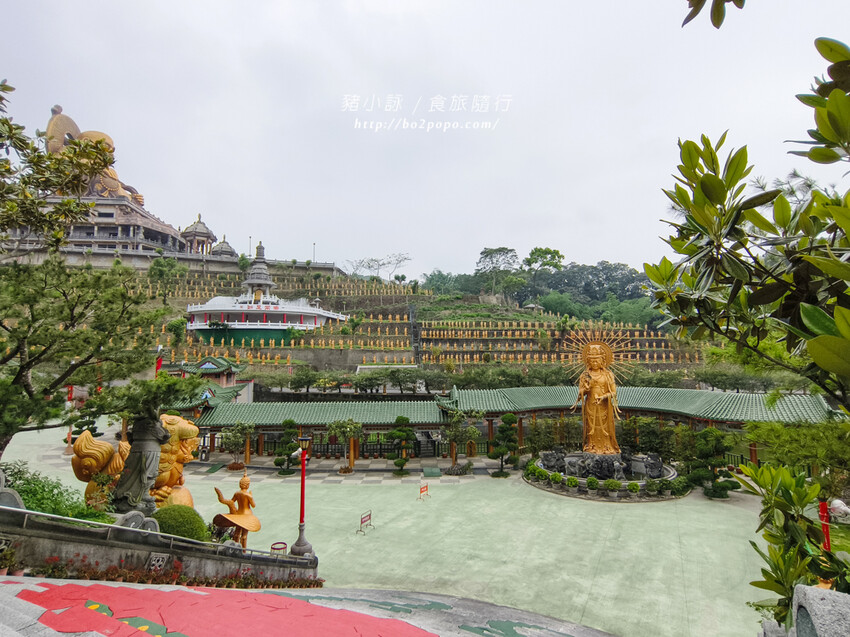 雲林。斗六》湖山巖湖山寺。銅光閃閃的十層樓高巨大彌勒佛
