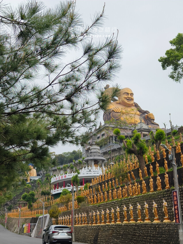 雲林。斗六》湖山巖湖山寺。銅光閃閃的十層樓高巨大彌勒佛