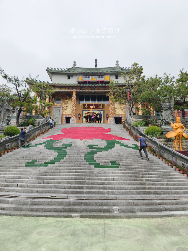 雲林。斗六》湖山巖湖山寺。銅光閃閃的十層樓高巨大彌勒佛