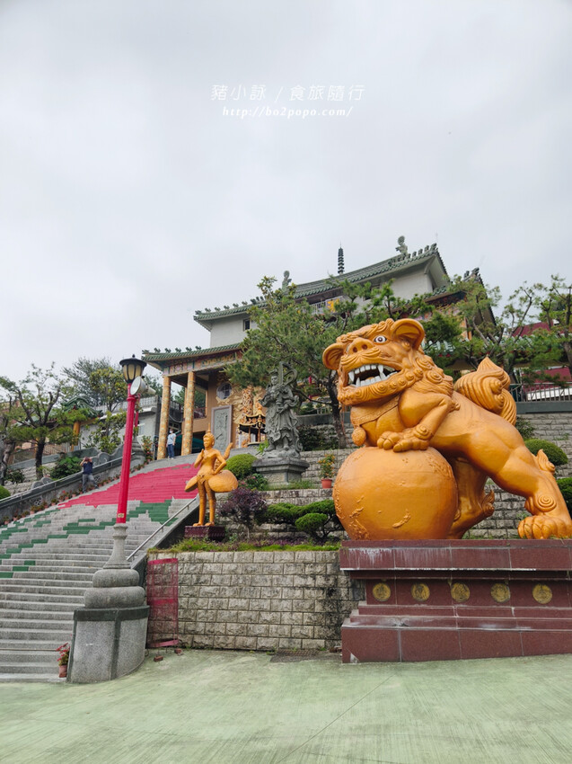 雲林。斗六》湖山巖湖山寺。銅光閃閃的十層樓高巨大彌勒佛
