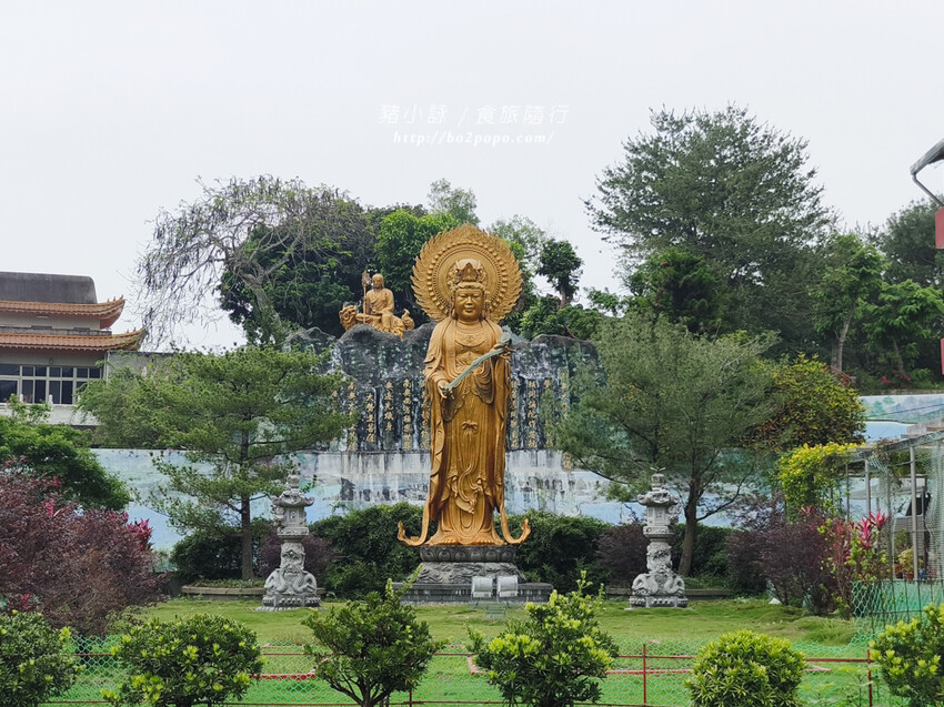 雲林。斗六》湖山巖湖山寺。銅光閃閃的十層樓高巨大彌勒佛