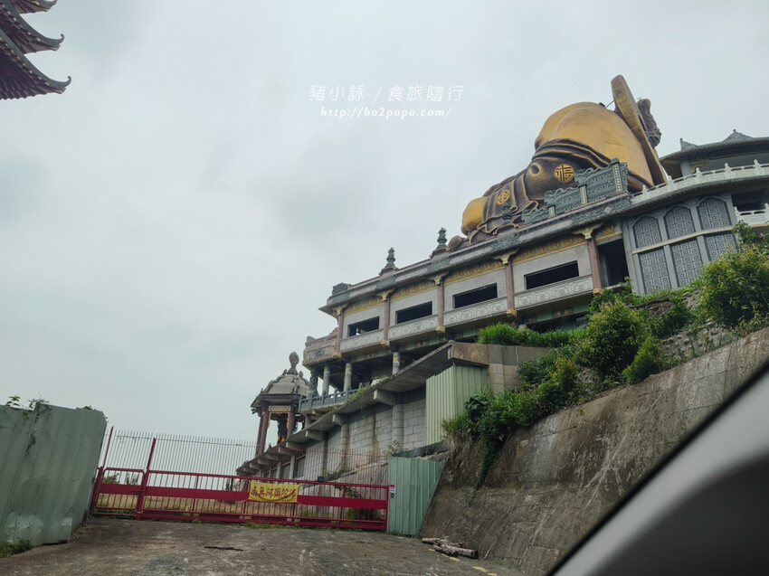 雲林。斗六》湖山巖湖山寺。銅光閃閃的十層樓高巨大彌勒佛