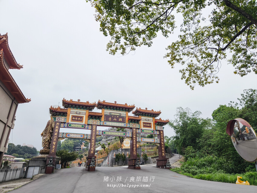 雲林。斗六》湖山巖湖山寺。銅光閃閃的十層樓高巨大彌勒佛