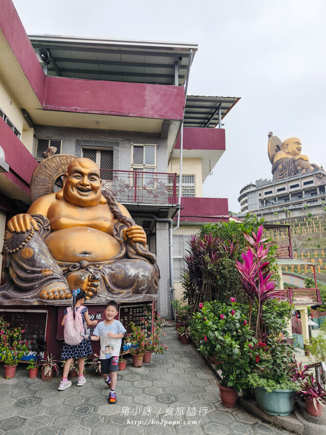 雲林。斗六》湖山巖湖山寺。銅光閃閃的十層樓高巨大彌勒佛