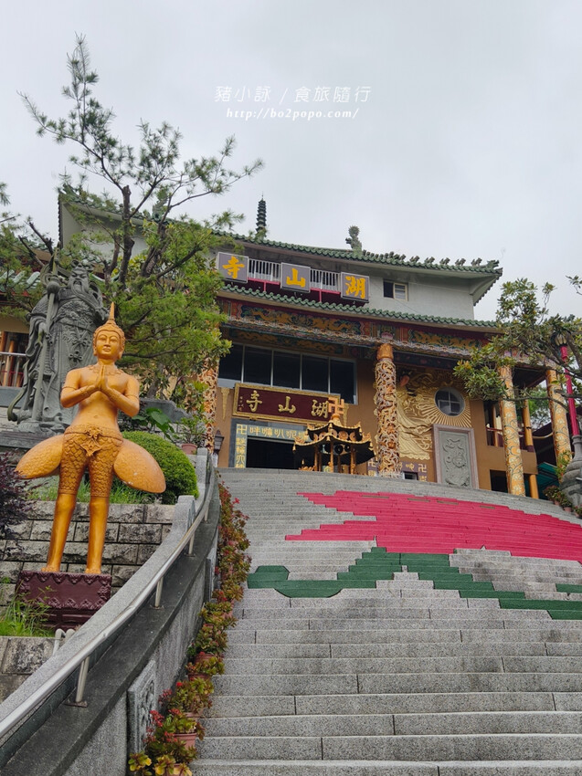 雲林。斗六》湖山巖湖山寺。銅光閃閃的十層樓高巨大彌勒佛