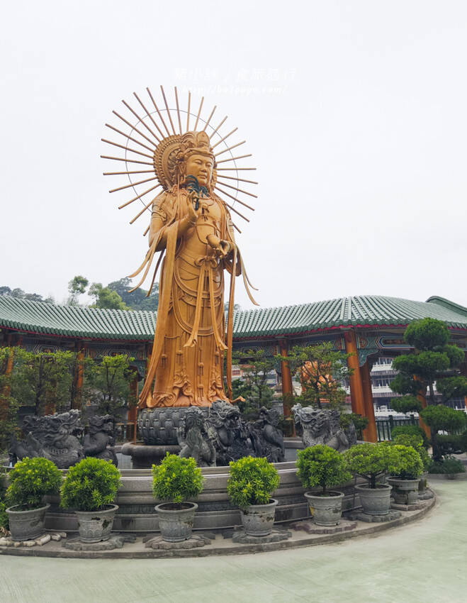 雲林。斗六》湖山巖湖山寺。銅光閃閃的十層樓高巨大彌勒佛