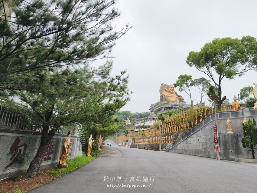 雲林。斗六》湖山巖湖山寺。銅光閃閃的十層樓高巨大彌勒佛