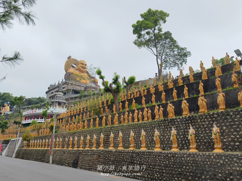 雲林。斗六》湖山巖湖山寺。銅光閃閃的十層樓高巨大彌勒佛
