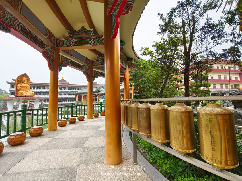 雲林。斗六》湖山巖湖山寺。銅光閃閃的十層樓高巨大彌勒佛
