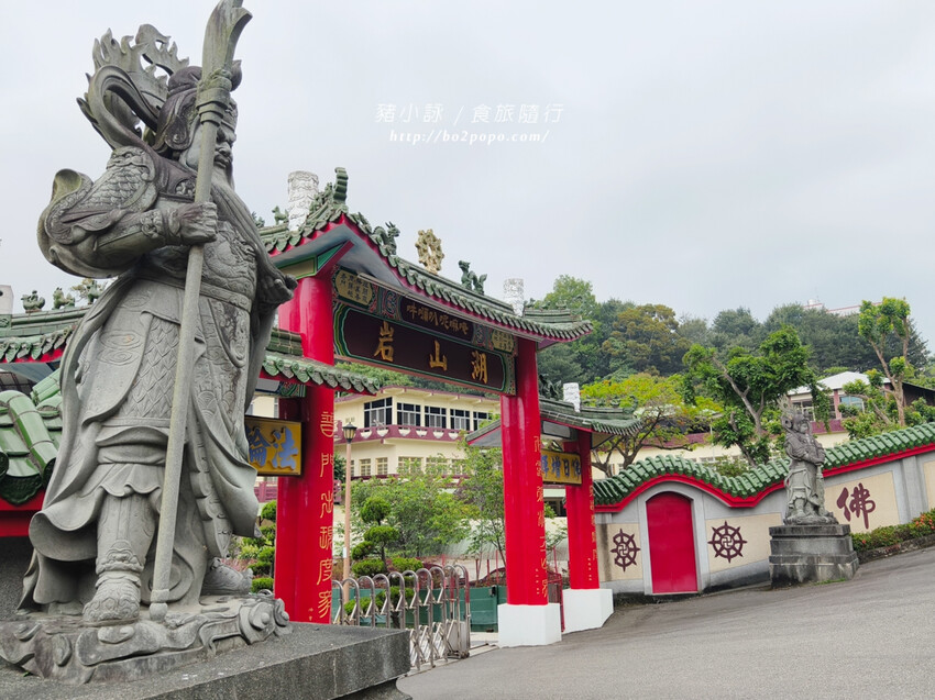 雲林。斗六》湖山巖湖山寺。銅光閃閃的十層樓高巨大彌勒佛