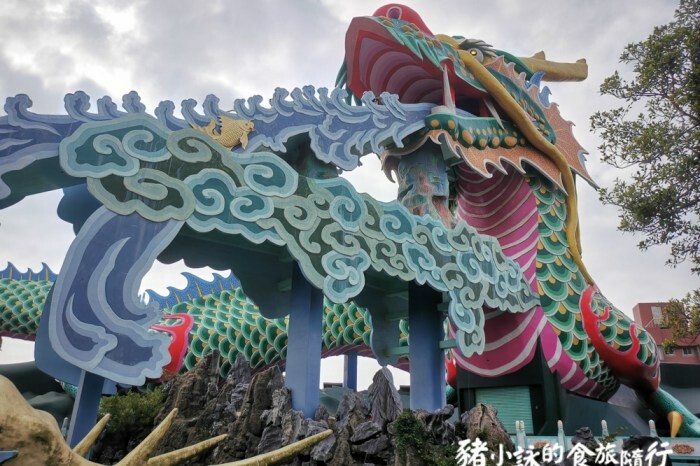 雲林。斗六》湖山巖湖山寺。銅光閃閃的十層樓高巨大彌勒佛