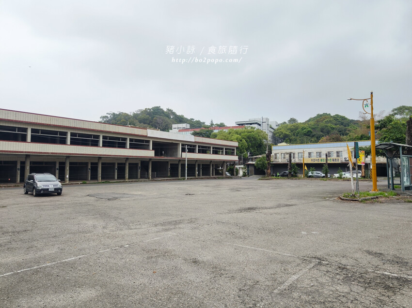 雲林。斗六》湖山巖湖山寺。銅光閃閃的十層樓高巨大彌勒佛