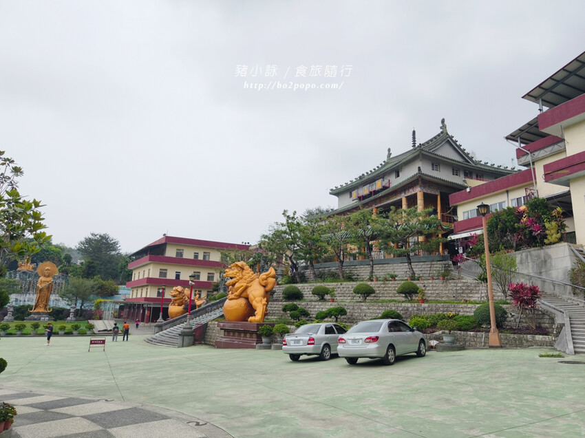 雲林。斗六》湖山巖湖山寺。銅光閃閃的十層樓高巨大彌勒佛
