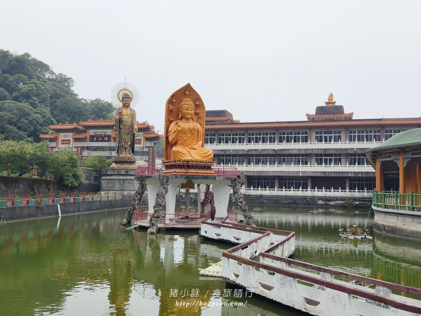 雲林。斗六》湖山巖湖山寺。銅光閃閃的十層樓高巨大彌勒佛