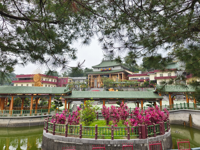 雲林。斗六》湖山巖湖山寺。銅光閃閃的十層樓高巨大彌勒佛