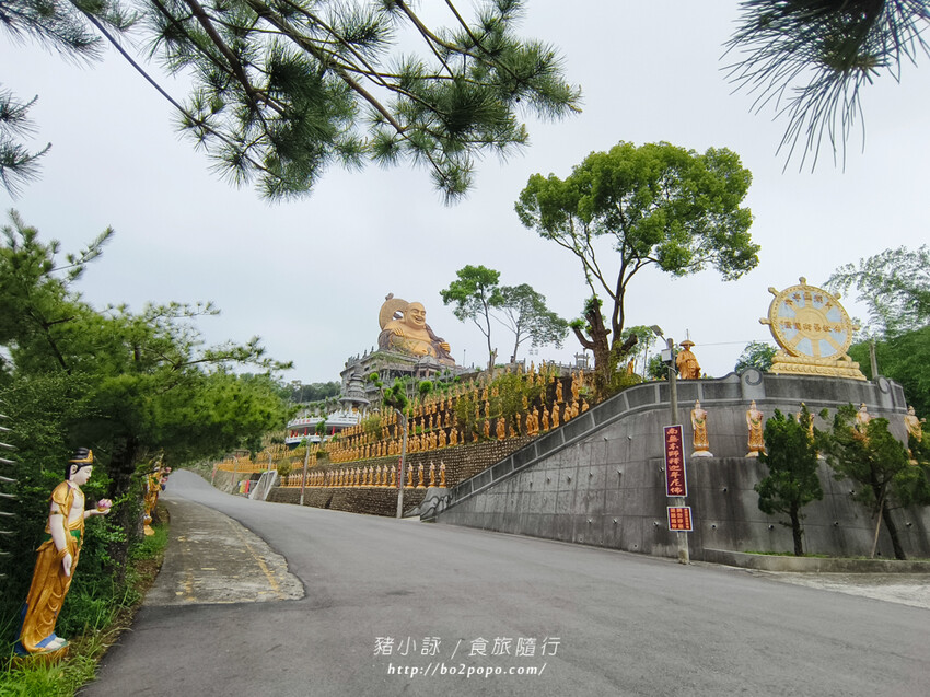 雲林。斗六》湖山巖湖山寺。銅光閃閃的十層樓高巨大彌勒佛