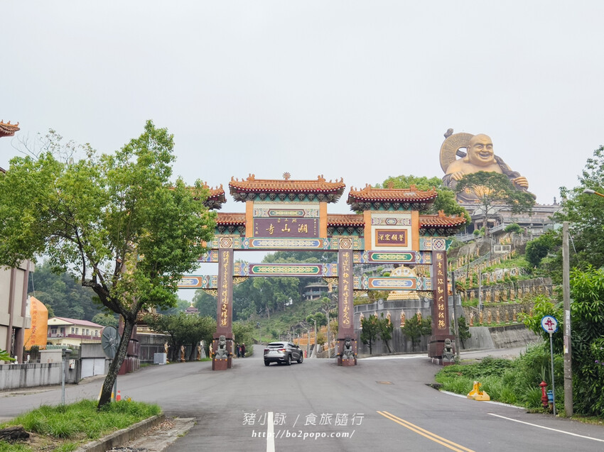 雲林。斗六》湖山巖湖山寺。銅光閃閃的十層樓高巨大彌勒佛