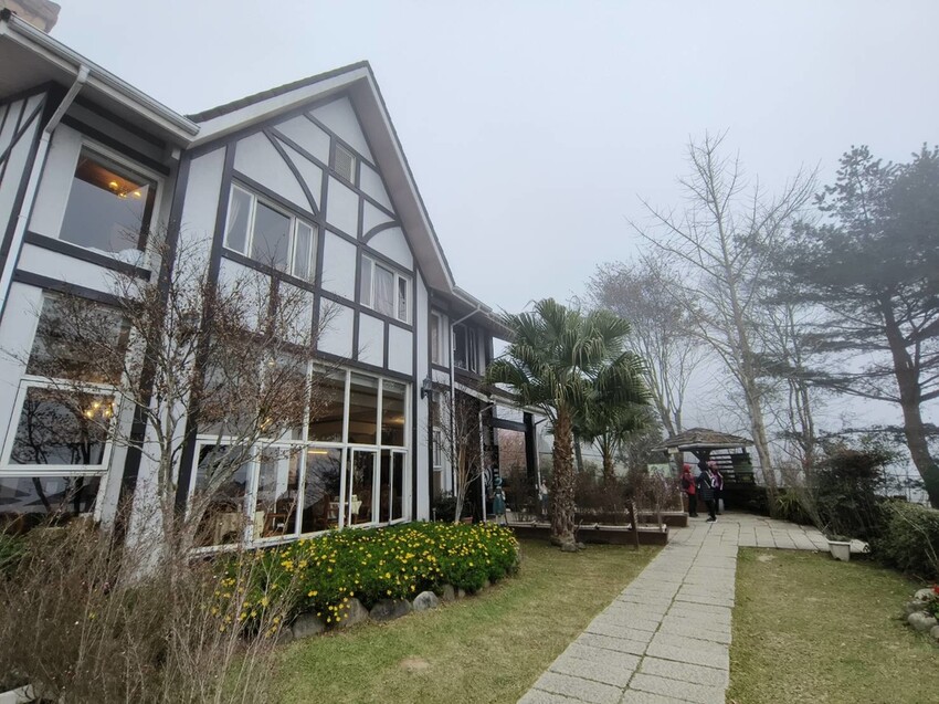 25189.jpg - 【新竹.五峰】山上人家景觀餐廳+鵝公髻山小百岳no.31沿路櫻花李花雲海賞不停