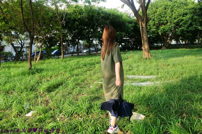 生活小物【ROLLS反向瞬間捲收傘】大雨來襲!反收大傘片乾爽完全不濕身.自動收傘超快速 - Fresa芙芮莎♥莎旅憶食