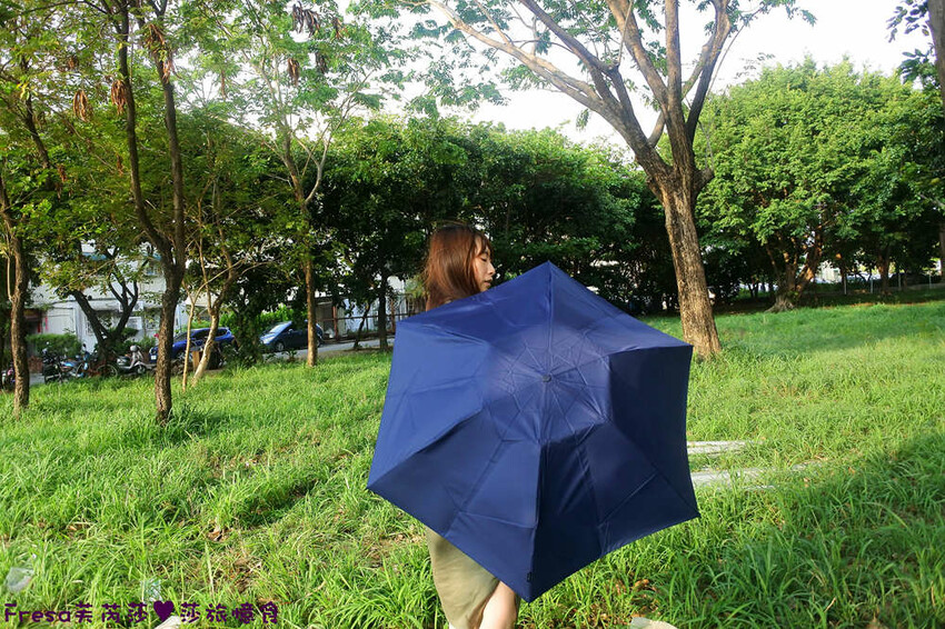 生活小物【ROLLS反向瞬間捲收傘】大雨來襲!反收大傘片乾爽完全不濕身.自動收傘超快速 - Fresa芙芮莎♥莎旅憶食