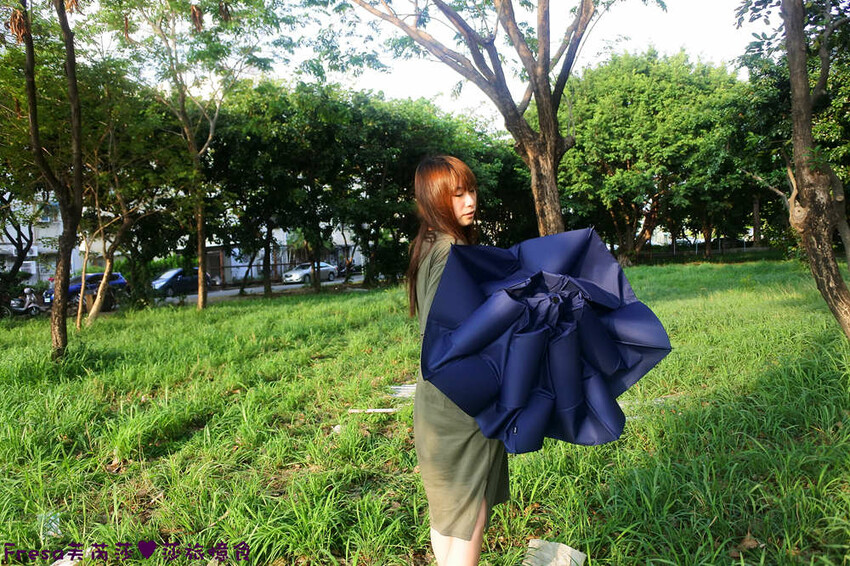 生活小物【ROLLS反向瞬間捲收傘】大雨來襲!反收大傘片乾爽完全不濕身.自動收傘超快速 - Fresa芙芮莎♥莎旅憶食